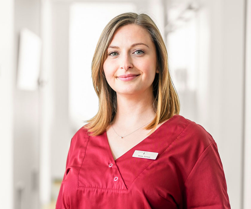 Anne Siener im hellen Flur der Praxis Gandner & Hörr Dossenheim stehend